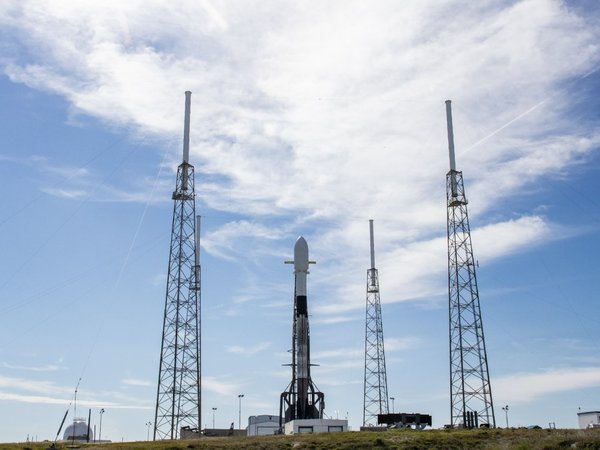SpaceX cancela por tercera vez el envío de 60 satélites al espacio