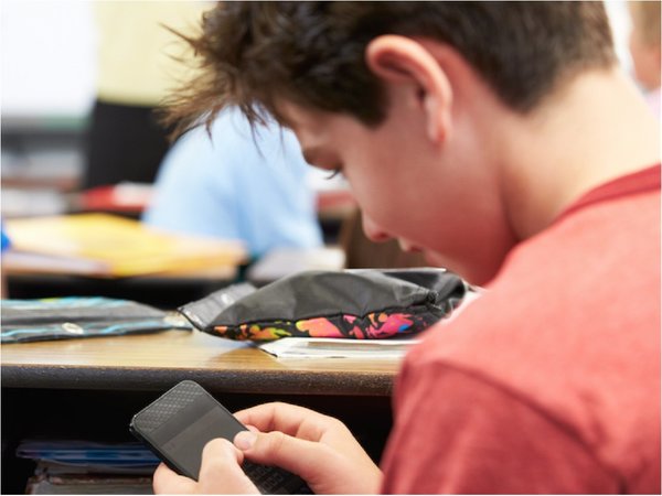 Ley restringe desde este año uso de celulares en escuelas y colegios