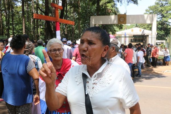 Adultos mayores reclaman pensión frente a la Gobernación de Alto Paraná
