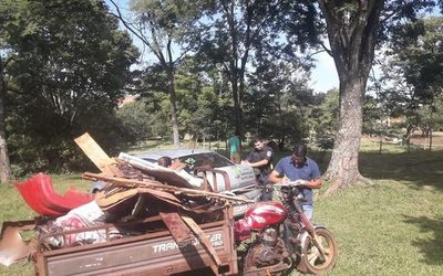 Sorprenden infraganti a mujer arrojando basura en un parque