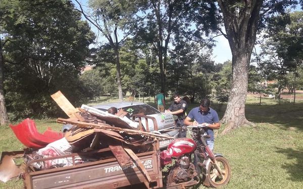 Sorprenden infraganti a mujer arrojando basura en un parque