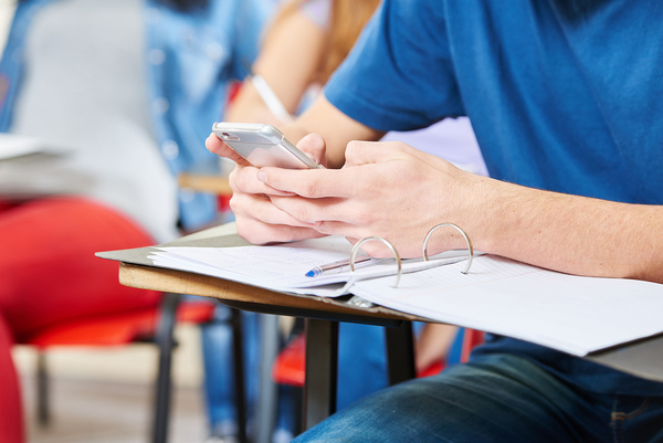 A partir de este año limitan uso de celulares en escuelas y colegios