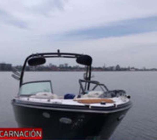 Yate choca contra boya en Encarnación - Paraguay.com