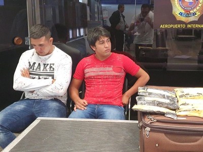 Pretendían viajar con droga a España y fueron detenidos
