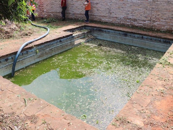 La fiscalía allanó casas con piletas sucias y basura