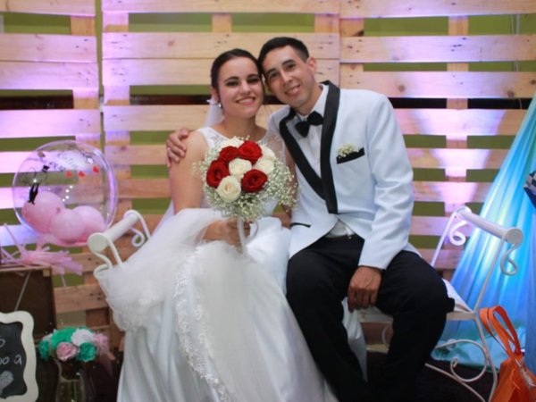 Recién casados ofrecen prestar el traje y el vestido a otras parejas