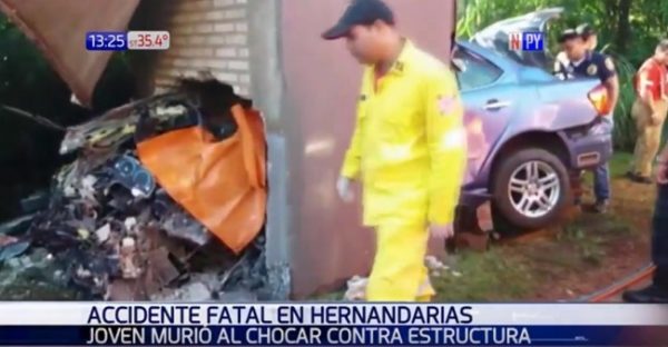 Conductor muere al chocar contra cartel de bienvenida de Hernandarias