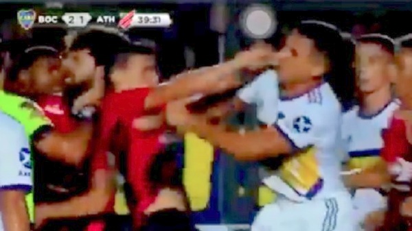 Júnior Alonso a trompadas con un jugador brasileño [Vídeo]