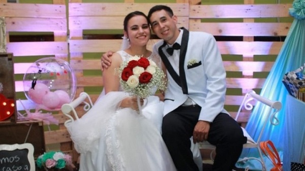 Recién casados ofrecen prestar el traje y el vestido a otras parejas