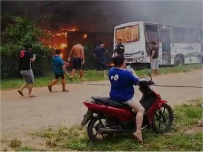 Incendio afecta a una parada de buses en Mariano Roque Alonso