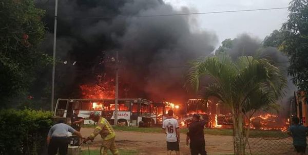 Incendio de buses en Mariano Roque Alonso - Nacionales - ABC Color