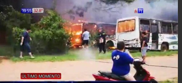 Parada de bus arde en llamas en Mariano Roque Alonso | Noticias Paraguay