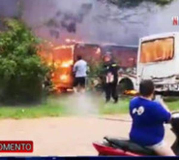 15 colectivos arden en llamas en Mariano Roque Alonso - Paraguay.com