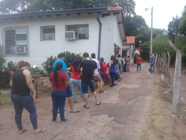 IPS de San Antonio sigue filas de enfermos expuestos al sol y los mosquitos - Nacionales - ABC Color