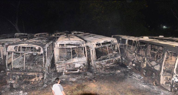 HOY / Se incendian 10 buses en una parada: el fuego se originó por quema de basura