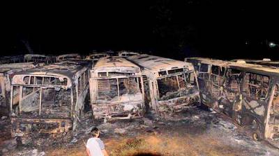 Parada de bus arde en llamas en Mariano Roque Alonso [VÍDEO]