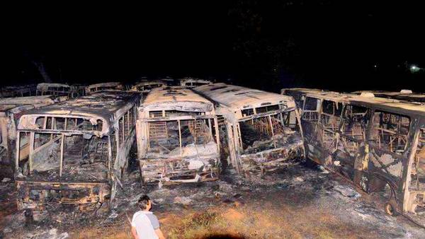 Parada de bus arde en llamas en Mariano Roque Alonso [VÍDEO]