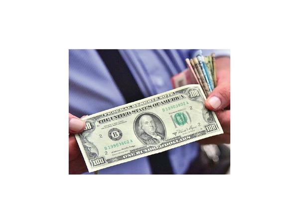 Denuncian que los bancos inyectan dólares deteriorados