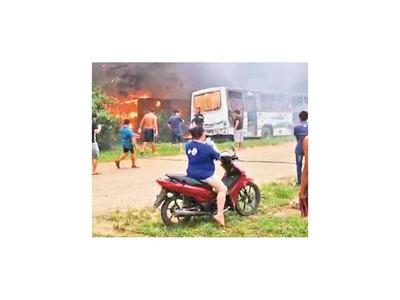 Buses arden en llamas en Roque Alonso