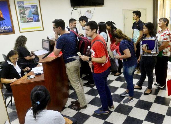 Preciados cupos para inglés se llenaron ayer - Locales - ABC Color