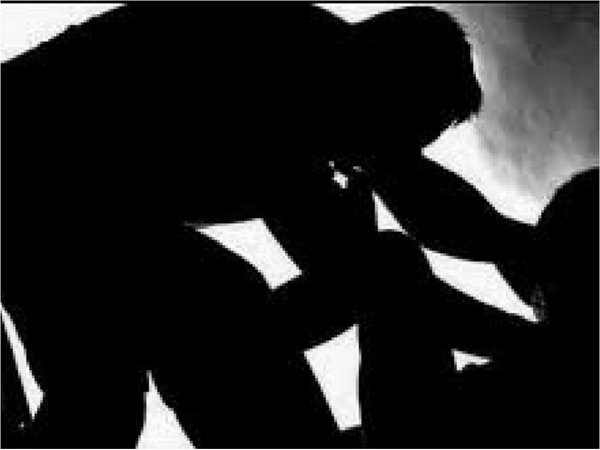 Encuentran a una niña maniatada y sin ropa interior