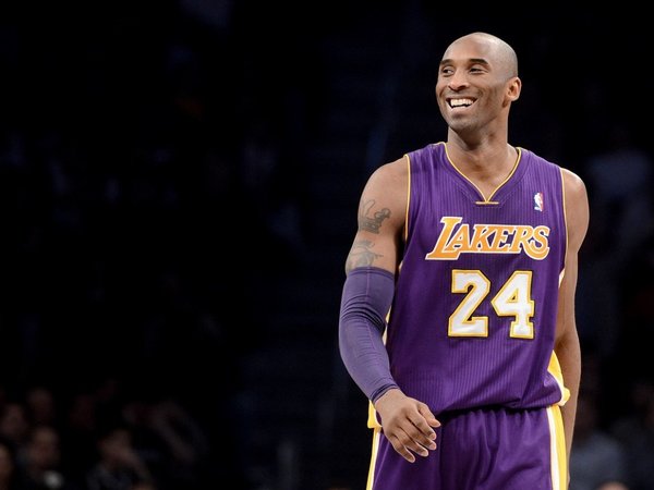 Bad Bunny rinde tributo a Kobe Bryant con la canción 6 Rings