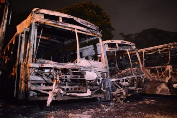 Llamas consumen más de una docena de buses en Mariano