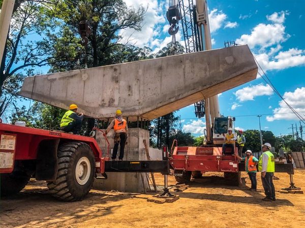 Colocan los dinteles que sostendrán al viaducto