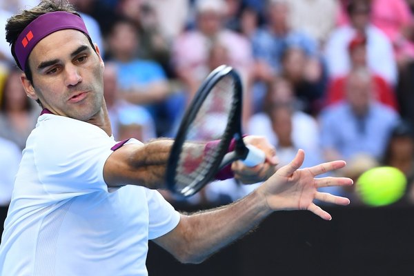 Federer a semifinales de Australia tras salvar siete puntos de partido