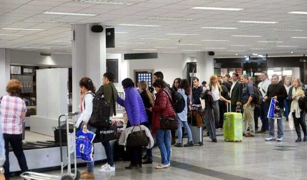 Demora en atención a pasajeros en el Silvio Pettirossi no retrasó vuelos, asegura director  | .::Agencia IP::.