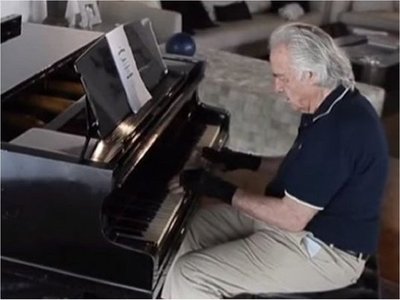 Tras 21 años vuelve a tocar el piano gracias a guantes "biónicos"