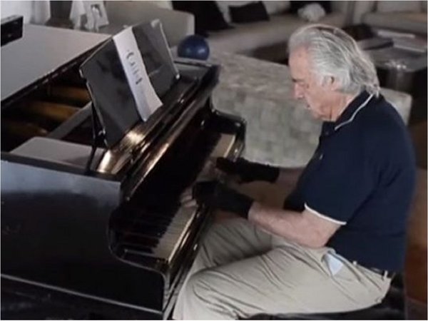 Tras 21 años vuelve a tocar el piano gracias a guantes "biónicos"