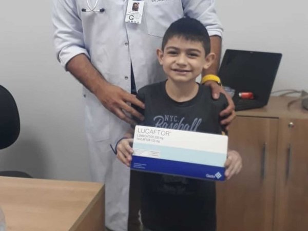 Luisito recibió primera caja de medicina contra la fibrosis quística