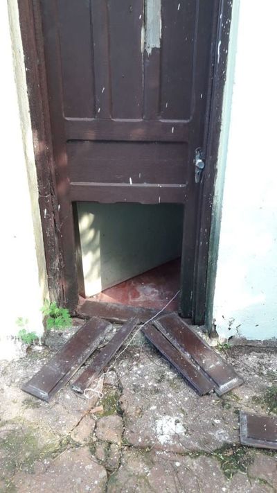 Desconocidos provocaron destrozos y llevaron computadoras del Correo Paraguayo en PJC - Nacionales - ABC Color