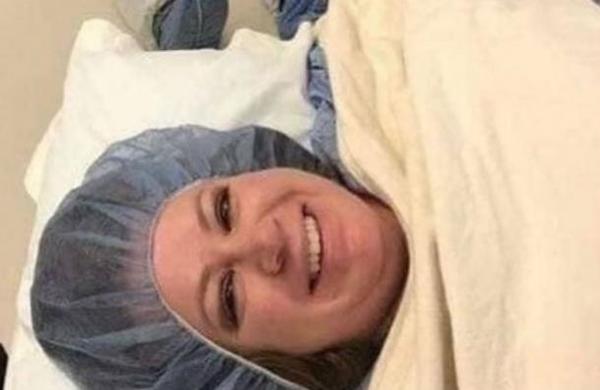 ¿Sexo débil?: Hombre se desmayó en el parto de su hijo y su esposa tuvo tiempo hasta de hacer una selfie - SNT