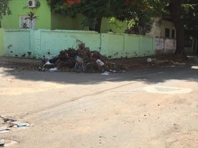 Tiran basura en calles del barrio San Vicente