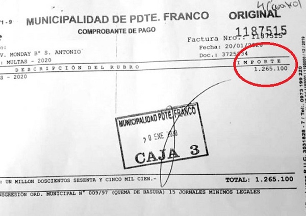 Pagó millonaria multa por quemar basura en su casa