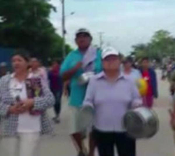 Pobladores de Puerto casado toman Junta de Saneamiento - Paraguay.com