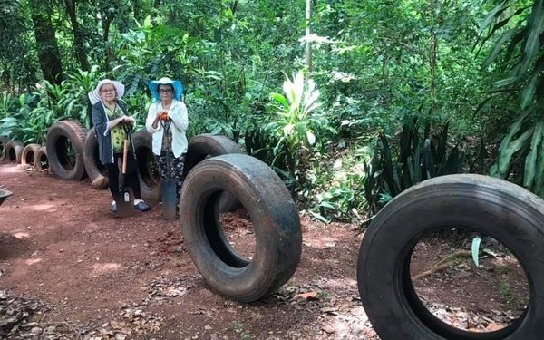 Utilizan cubiertas para decorar sendero al Lago Yrendy