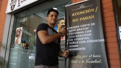 Peluquean gratis a no videntes, bebés y eso