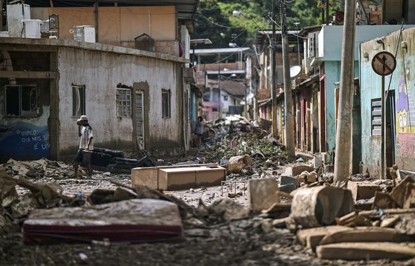 Las víctimas del temporal de Brasil despejan los escombros del desastre
