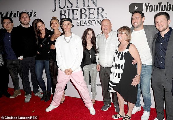 Justin Bieber asiste con su familia a la premiere de su nuevo documental-serie de YouTube