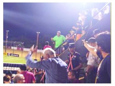 Escrachan a Zapag en pleno estadio