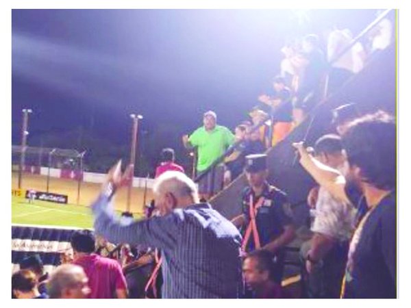 Escrachan a Zapag en pleno estadio