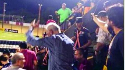 Escrachan a Zapag en pleno estadio [VÍDEO]