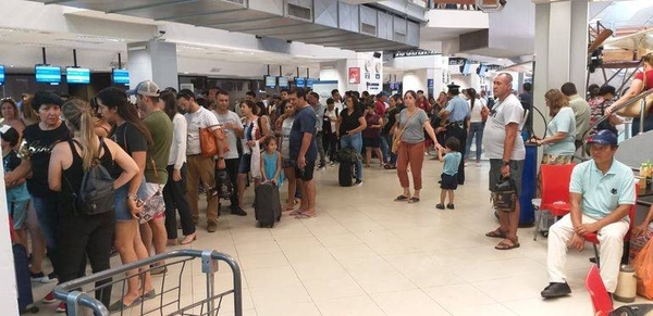 HOY / Aeropuerto lleno: 3 aviones salen en simultáneo, piden ir 3 horas antes de viajar
