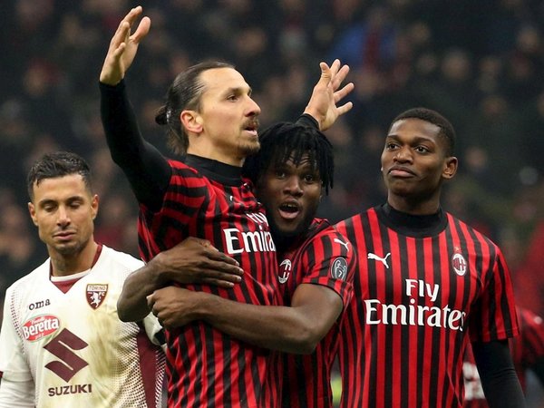 Calhanoglu e Ibrahimovic llevan al Milan a semifinales de la Copa Italia