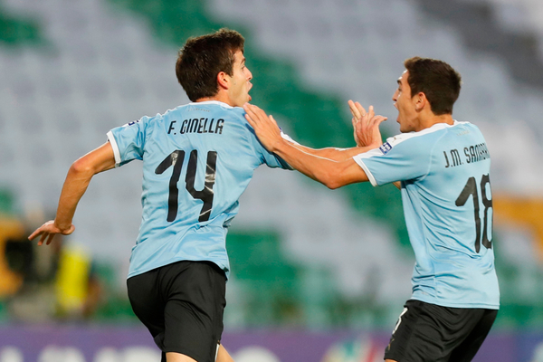 Uruguay vence a Perú y mantiene viva la ilusión