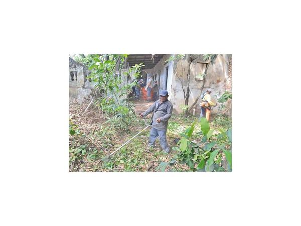 Con orden judicial, allanaron casa con criaderos de Aedes