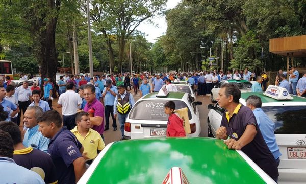 Taxistas se movilizan en CDE